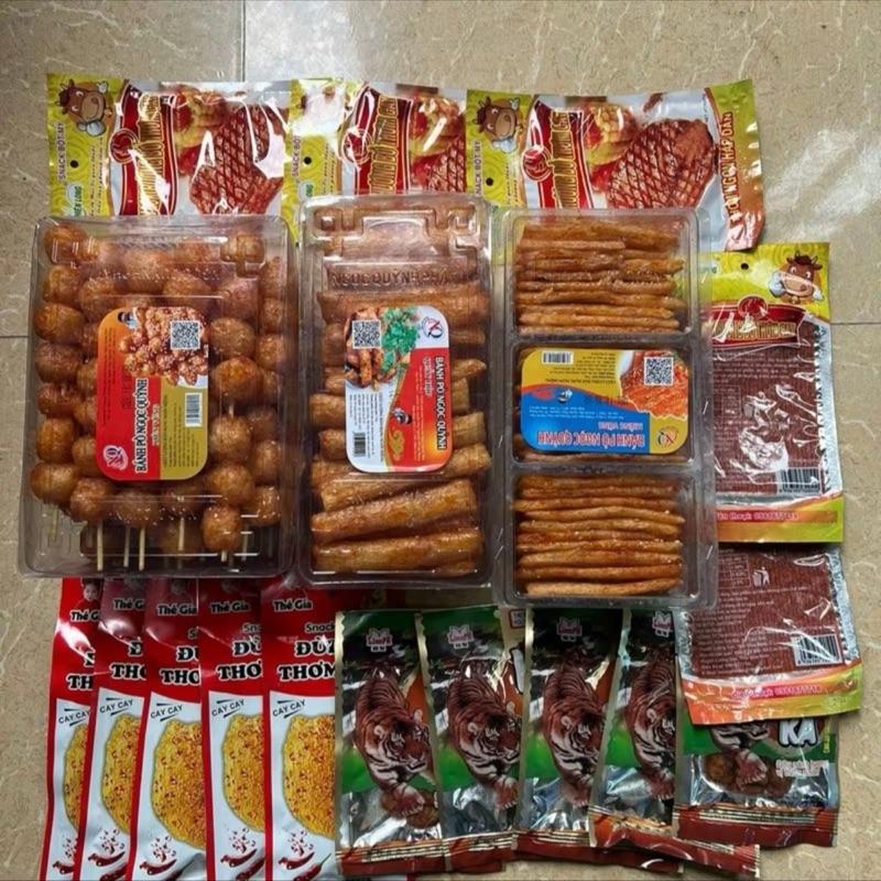 Combo 6,5: 1 hộp bò ba ngăn,1 hộp bò thanh,1 hộp bò xiên vừng 5 gói hương bò thơm cay 5 gói đùi gà thơm cay,5 gói hổ kaka thơm ngon ăn vặt
