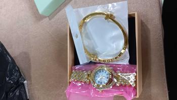 Product Review of LuxeGlow  Beli jam tangan dapat gelang gratis. Bayar di tempat saat barang diterima. Jam tangan wanita berlian emas berkilauan. Tidak luntur. Angka Romawi. Produk baru. Kegiatan diskon khusus. from R**a 0