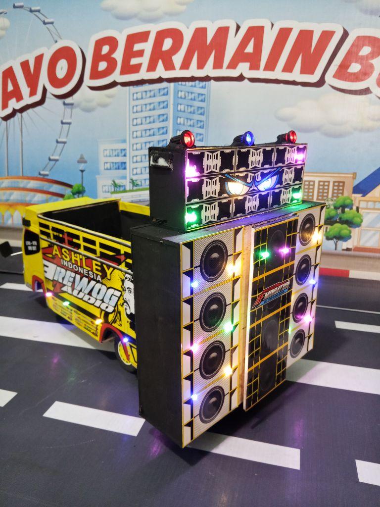 AF MINIATUR _miniatur Truk Horeg dengan Sound System Bahan Triplek Ukuran 25x27x7cm Bisa Bunyi & Bisa Di Cas Speaker 2 Inch Isi 2pcs Sudah Pake Bluetooth