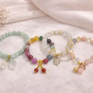 GELANG KRISTAL DENGAN WARNA BERKILAU  SERTA KRISTAL PERMANEN DENGAN DESAIN YANG UNIK DAN ELEGAN DENGAN UKURAN 180mmx10mmx10mm