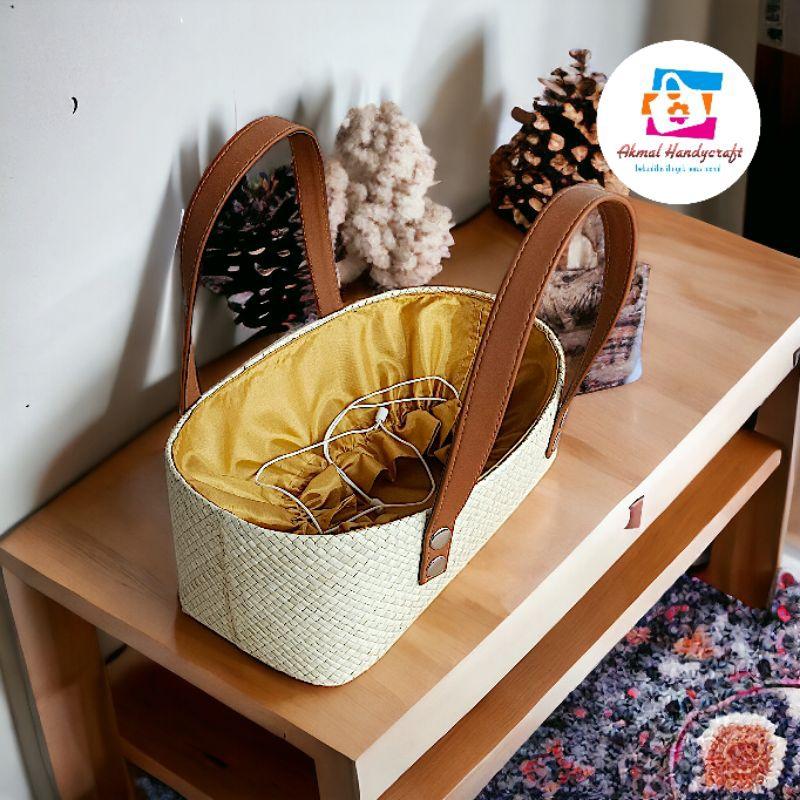 Tas Hampers Bahan Anyaman Pandan Bentuk Oval Pendek Warna Putih Natural. 2