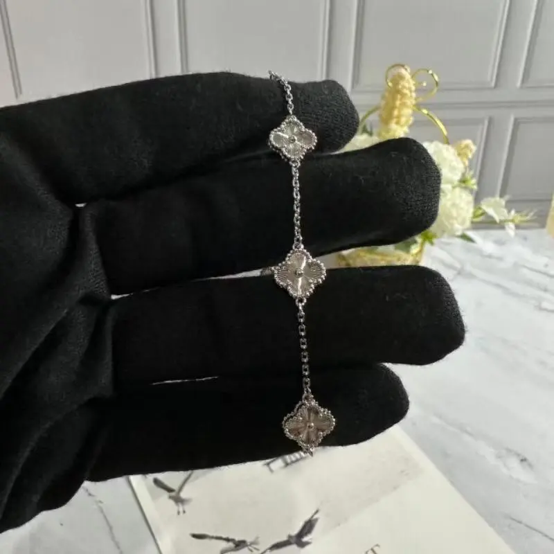 Glowing Grace - Gelang Tangan Wanita Enam Bunga Mini Four Leaf Clovers 4
