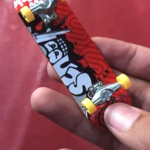 Mainan Finger Board Jari Skateboard Mini Street Cool Finger Motif Keren Miniatur Permainan Robot