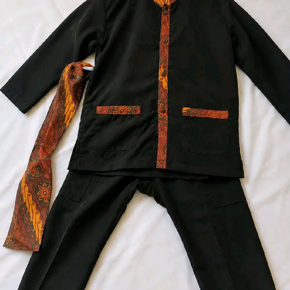 Setelan Pangsi Anak Hitam Batik dan Hitam Polos Free Iket Kepala Adat Sunda Tradisional dengan Tampilan Elegan untuk Anak