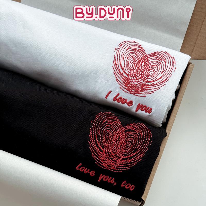 Áo thun THÊU cặp đôi BY.DUNI form rộng nam nữ Local Brand tay lỡ unisex, áo cặp bạn thân vải cotton TYM VÂN TAY