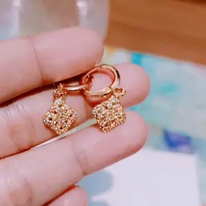 Anting segitiga permata