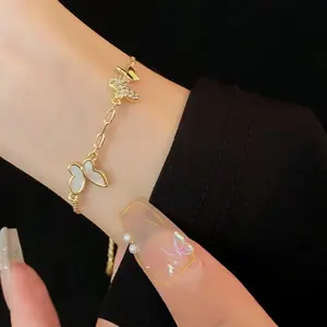 Gelang kupu-kupu putih ini dirancang khusus untuk wanita, unik dan serbaguna, memancarkan kemewahan yang bersahaja. Warna sampanye-nya manis dan lembut, dihiasi dengan aksen berlian. Pilihan utama untuk perhiasan berlian kelas atas.