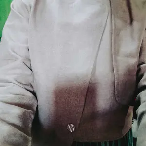 Vione ÉLAN Outer Wanita Minimalis Elegan Kemeja Blazer Crop Premium Outfit Hijab Stylish Kekinian 2026 Bahan Premium Nyaman Adem Cutting Modern Fit di Badan