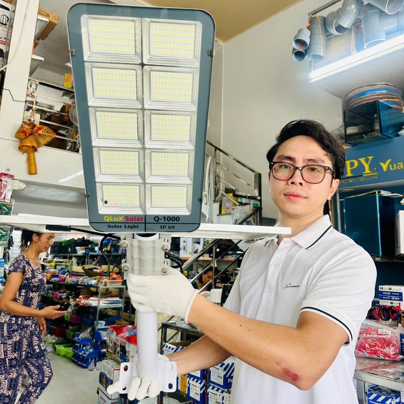 A. Đèn Năng Lượng Mặt Trời Solar Light Vỏ Nhôm - Dung lượng pin 54.000mAH - sáng liên tục 12 - 14 tiếng