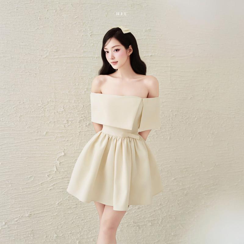 Jeli Dress | Váy nữ thiết kế trễ vai thanh lịch H.I.U Fashion | đầm chất liệu text kem 2 lớp sang trọng HIU Design