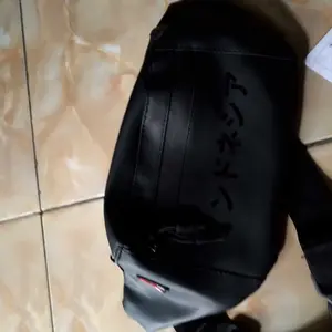 SANJI - Bimo Tas Selempang & Bahu Pria Sanji Original Hitam Pria Waterproof Kualitas Premium Anti Air Cocok untuk Aktivitas Kasual Model Minimalis Praktis