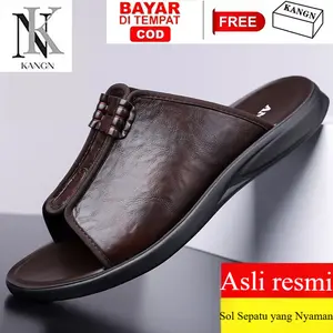 Sandal yang dikenakan oleh para pria di rumah berkasut terbuka dan mengenakan sandal bertali yang lembut serta bertali pantai