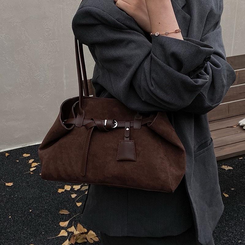 CARRY BAG - Túi xách kẹp nách nữ da lộn phối belt phong cách retro • IS.BAG•