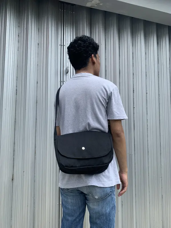 Tas Selempang Polos Kanvas Premium Sling Bag Canvas Pria Wanita Aesthetic Murah Canvas Premium Cowo Keren Broken White Keren Kalcer Selempang Hitam Sedang 4