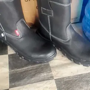 Sepatu Safety  Boots Kulit Sintetis Omega Ujung Besi Pria Kerja Leather Black tahan tusukan casual antiselip Shoes Hitam