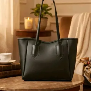 Tas Tangan Wanita Model Elegan Warna Coklat Dengan Tali Panjang Dan Desain Modern