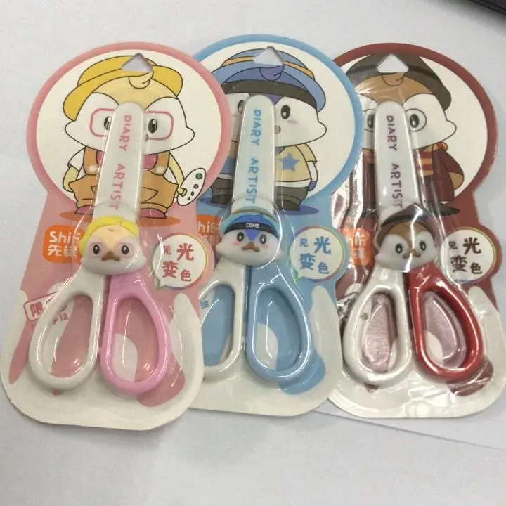 Gunting Fancy dengan Karakter Lucu Beragam