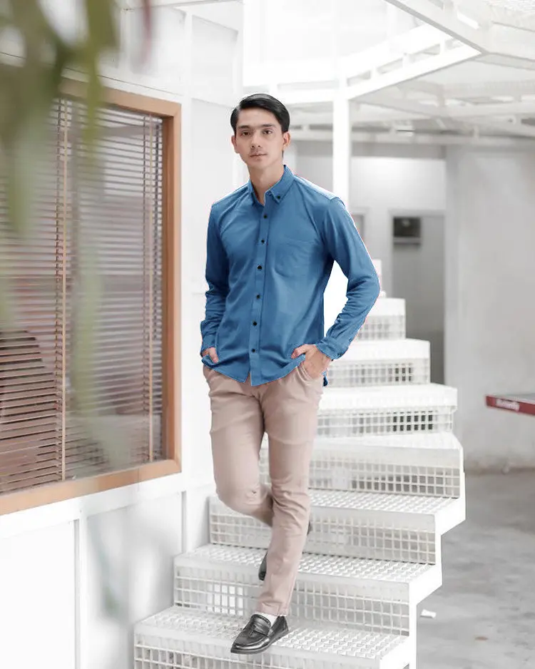 Kemeja Pria Denim Light Blue Lengan Panjang Casual Dewasa dengan Kancing Depan Slim Fit