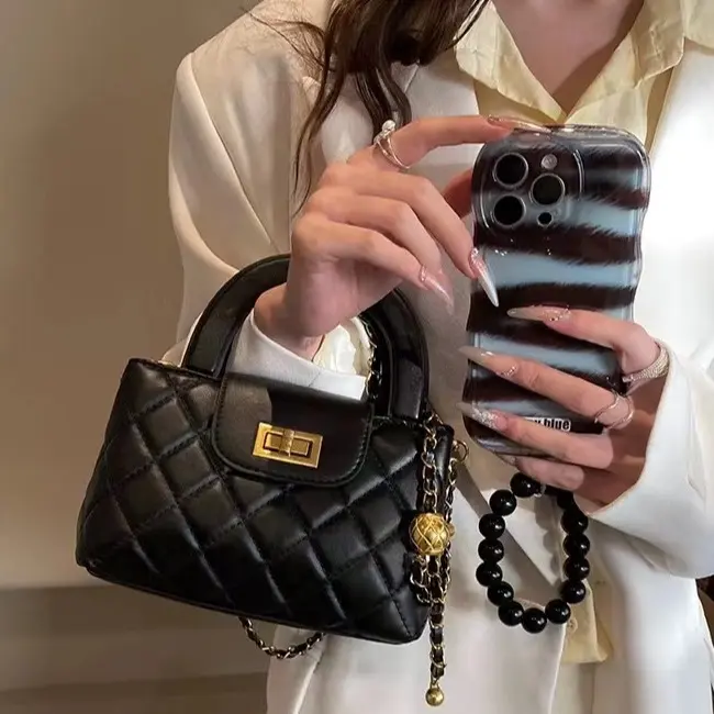 2024 new rhombic embroidery thread shoulder bag, handbag, versatile crossbody commuter small square bag