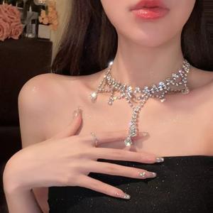 Dây chuyền tua rua pha lê 2026, đính đầy đá quý, gia cố chống rơi, mạ lớp chống phai màu, không dễ bị oxy hóa, chống dị ứng, tua rua mềm mại không rối, sang trọng, tôn xương quai xanh, thích hợp tặng bạn gái, tặng gia đình, quà lễ hội, quà sinh nhật.