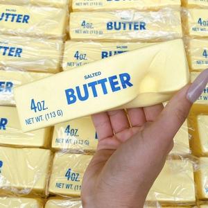 バタースクイッシートイ、クリームスティックのようなソフトおもちゃでクリームの香りがあります。遊びやストレス解消に最適、贈り物にもぴったりです。
