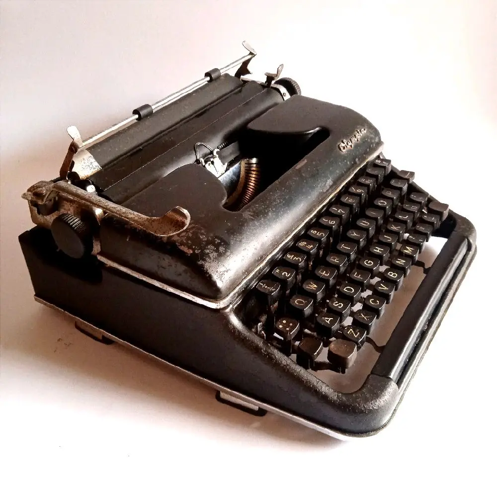 Antik Vintage Mesin Ketik Lama OLYMPIA Model SM2 Produksi Olympia Werke Wilhelmshven Western Germany 1950's Bodi Besi Utuh Fungsi Layak Koleksi