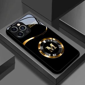 注目 背景の文字「M」柄、プレミアム感のあるビジネススタイル、人気のデザインケース。iPhoneモデル（16／15／14／13／12／11／X／XR／XS Max／7／8／7 Plus／8 Plus）対応。