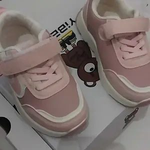 BOMBBEAR 2208 Sepatu Sekolah Anak Dengan Fashion Sneakers bahan Strap Velcro Kulit Sintes Premium, Kualitas Nyaman Lentur Ringan Desain Ergonomis untuk Aktivitas Aktif Si Kecil! warna All black, Black, Khaki, Pink dengan ze 26-37