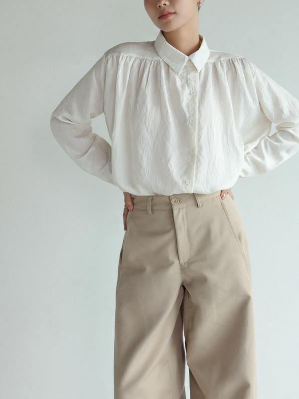 Áo sơmi cổ xéo nhún form rộng SOMS | Seo Shirt