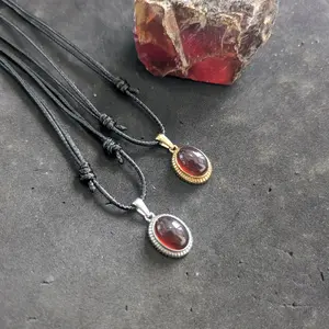 LIONTIN NATURAL AMBER KATILAYU 10 * 14 MM Kalung dengan Tali Titanium dan Handmade Jepang Estimasi Dimensi 10 kali 14 mm