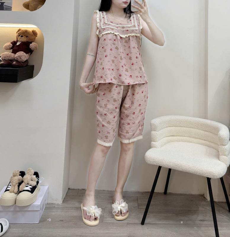 Bộ đồ ngủ mặc nhà nữ Hh áo cộc sát nách cổ vuông cao vai bèo phối viền ren bản to dáng áo vừa quần lửng ngang gối hoạ tiết Gấu nơ in chìm chất đũi mềm êm mát lạnh