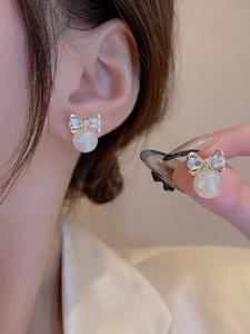 人工パールとラインストーン装飾のボウ型スタッドピアス、女性用ファッショナブルなジュエリー、誕生日ギフトにぴったりのトレンディで上品なジュエリー