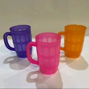 Gelas Plastik Warna-warni dengan Pegangan Nyaman untuk Minuman Sehari-hari