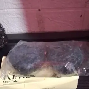 [BISA COD] KIME LUMINIZING JEJU BRIGHTENING SOAP 100Gr - Volcanic Ash Charcoal Niacinamide Collagen | Sabun Mandi Pemutih Badan Wajah Glowing Natural Mencerahkan Muka Kulit Tubuh Kaki Tangan Ketiak Whitening Booster Eksfoliasi Flek Hitam