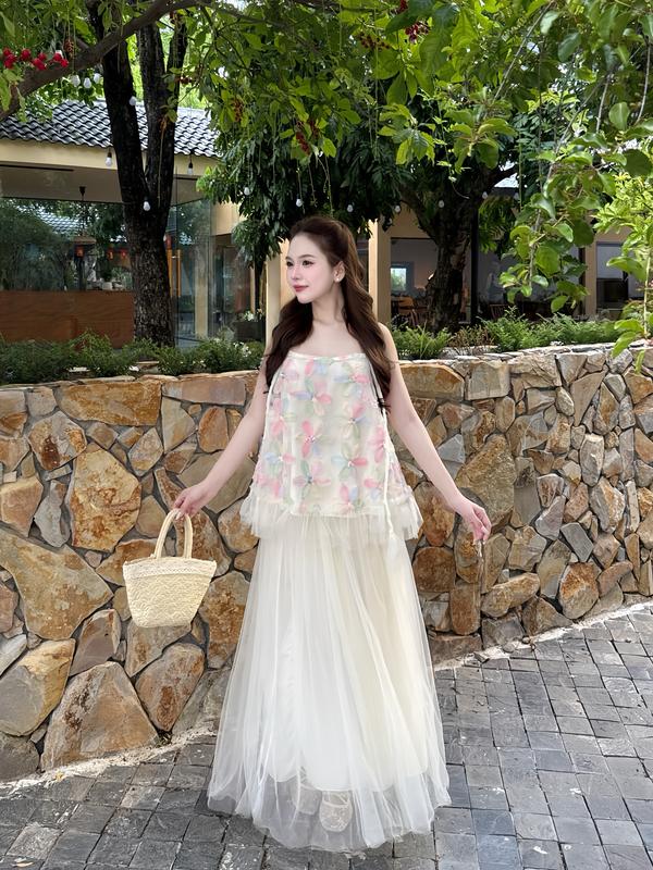 Set áo hai dây họa tiết hoa nổi chân váy lưới lưng chun Ảnh thật/Sẵn Hoa hồng, Hoa xanh, Kem, Trắng