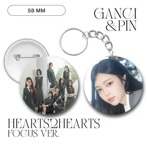 GANCI HEARTS2HEARTS PIN FOCUS KEYCHAIN 58 MM GANTUNGAN KUNCI KPOP UNOFFICIAL H2H CARMEN JIWOO IAN