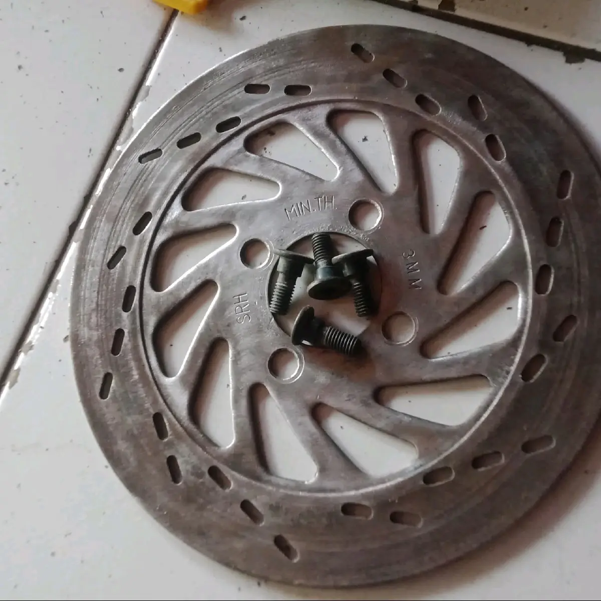 Piringan Disk Depan Suzuki Smash, Shogun 125, Skywave, SkyDrive, Smash Titan, Spin Cabutan - Baut Siap Pakai Mulus - Motorcycle