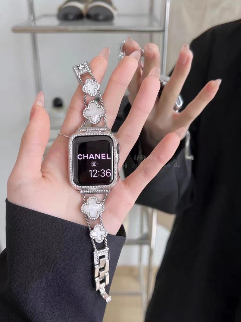 Product Introduction of Luxury Four-leaf clover rhinestone metal chain strap For iwatch Serie 9 8 7 6 SE 5 4 3 2 fashion Clover ladies band For iwatch Band 44mm 45mm 41mm 40mm 38mm 49mm 42mm 32