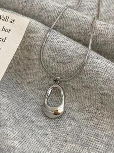 Collar de acero inoxidable con colgante de gota de agua irregular y calado, diseño francés simple y versátil para el uso diario, joyería unisex de moda