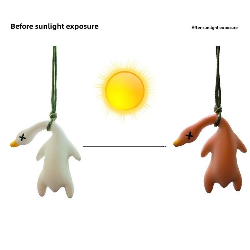 Product Introduction of Color-changing roast duck keychain & changes color when exposed to ultraviolet light, suitable for bag pendants and car pendants for decoration 3