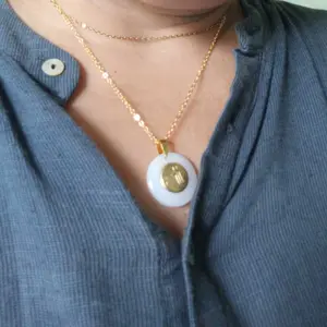 Kalung Emas Liontin Giok Putih dengan Ornamen Emas Mewah