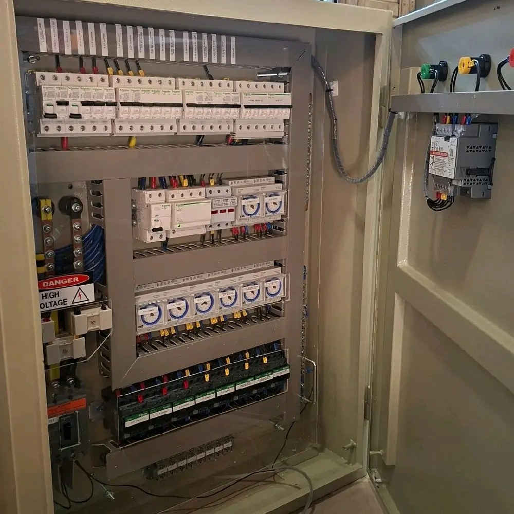 Panel timer lampu pembagi 3p schneider
