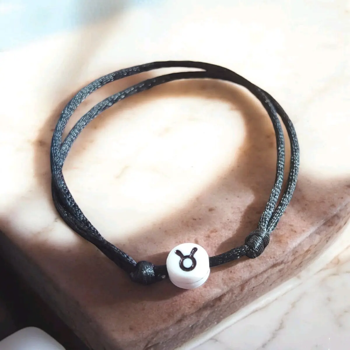 gelang tali 12 zodiak handmade model simple aesthetic dan elegan harga termurah gelang tali serut adjustable gelang tali astrologi aksesoris fashion premium gelang tali simbol zodiak luxury dan eksklusif Bracelets Hadiah Plastik