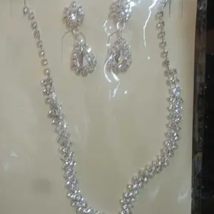 YADORNOS Kalung Wanita Anting Menjuntai Perhiasan Tetesan 2 Buah dengan Berlian Imitasi Berkilau untuk Pesta Topeng Pernikahan Pengiring Pengantin