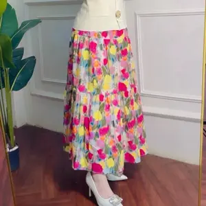 Rok Bunga dengan Desain Floral Warna-warni dan Detail Ruffle yang Menarik