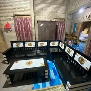 Sudut Robot Jati Desain Elegan dengan Motif Bunga dan Meja Kaca untuk Ruang Tamu Modern