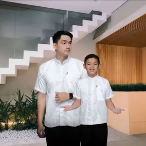 Baju Koko Couple Ayah Dan Anak Laki Laki Motif Embos Warna Putih Ayah Dan Anak Laki Laki Lengan Pendek Bahan katun Toyobo Terbaru Lebaran 2026