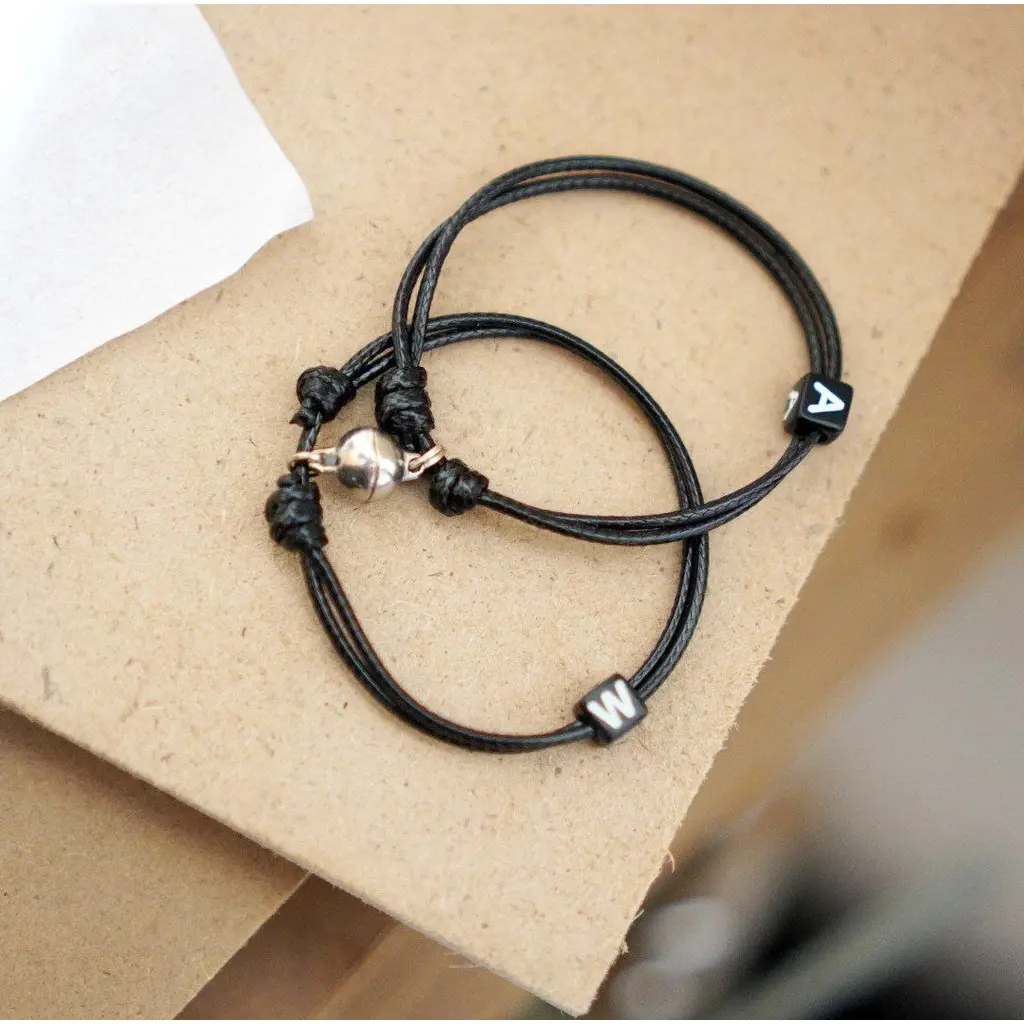 GELANG COUPLE INISIAL MAGNET / GELANG INISIAL HURUF DADU MAGNET / GELANG MAGNET INITIAL