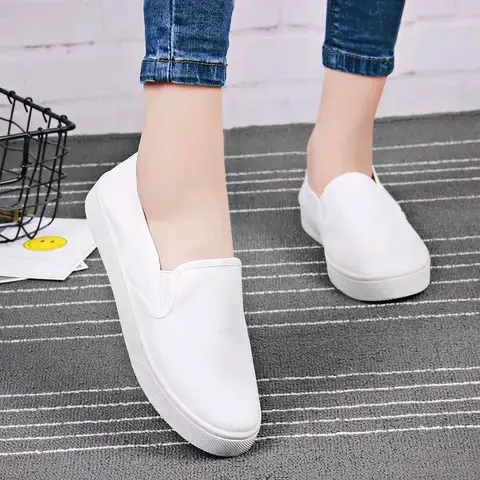 Sepatu Slip On Wanita Terbaru Putih Hitam Simple Elegan Tinggi Kualitas Shoes 2