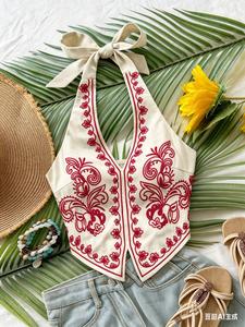 Top corto Sorella con base color albaricoque, bordado floral, cuello halter y espalda descubierta con lazo; camiseta elegante de ajuste ceñido sin cuello, con botones y cremallera.